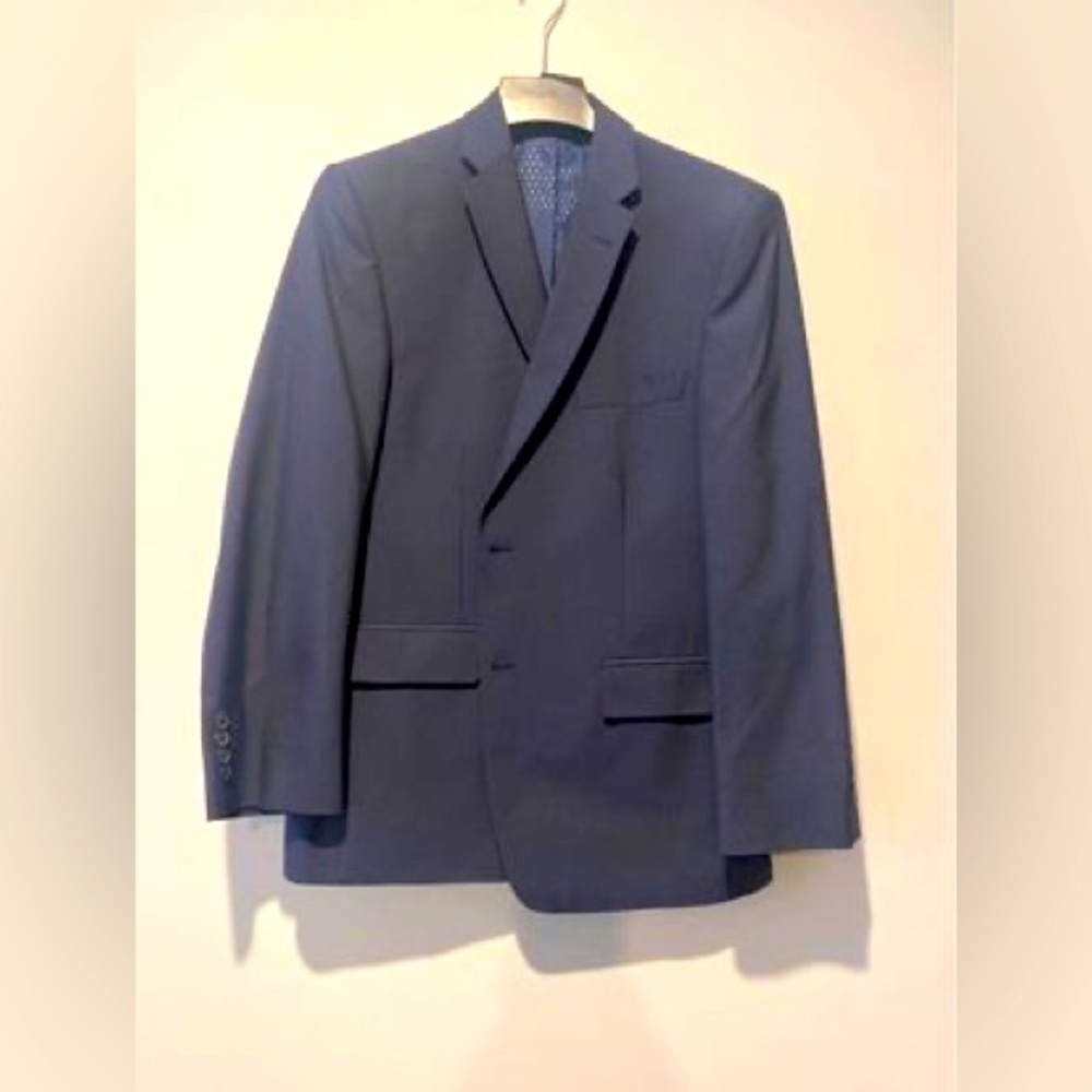 Mens Blue Haggar Suit
Jacket size - 44R
Pant size - 38 x 32
In great condition!